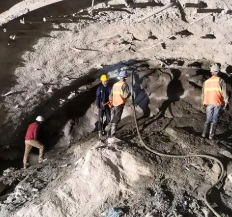 长垣拱顶带模注浆料的施工流程及注意事项